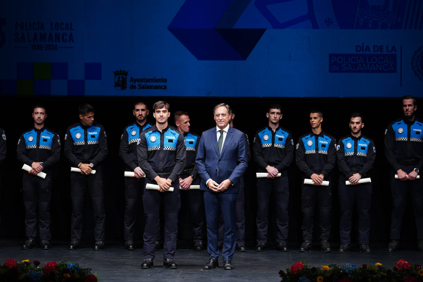 Homenaje a los que velan por la paz y el orden de la ciudad
