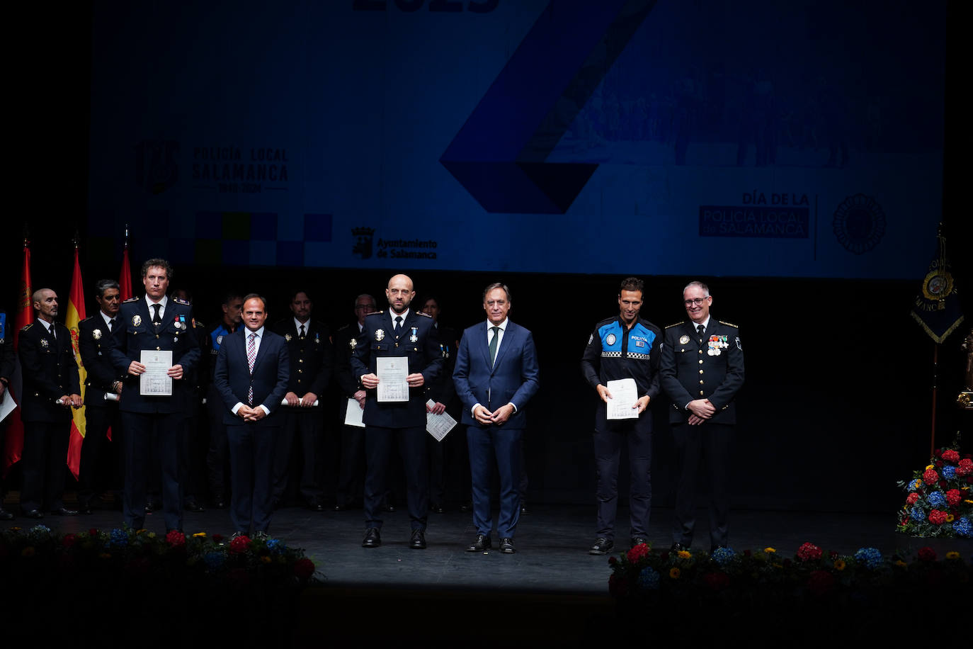 Homenaje a los que velan por la paz y el orden de la ciudad