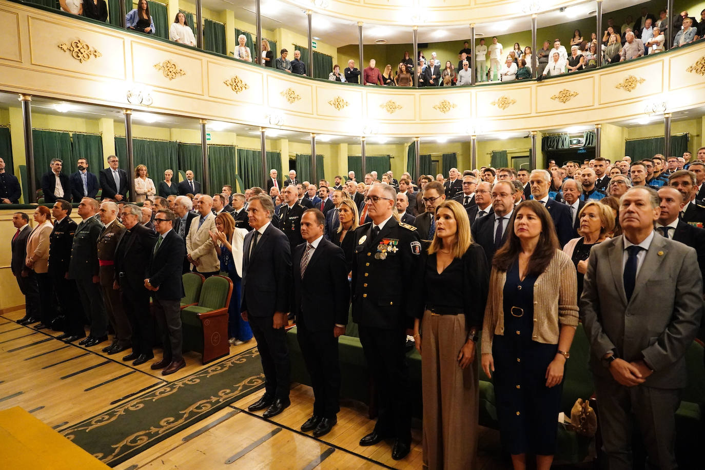 Homenaje a los que velan por la paz y el orden de la ciudad