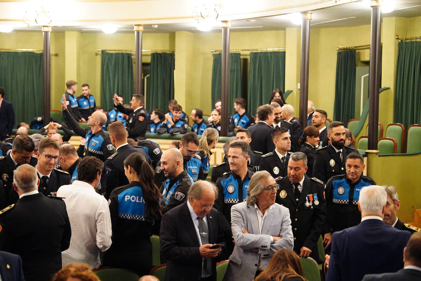 Homenaje a los que velan por la paz y el orden de la ciudad