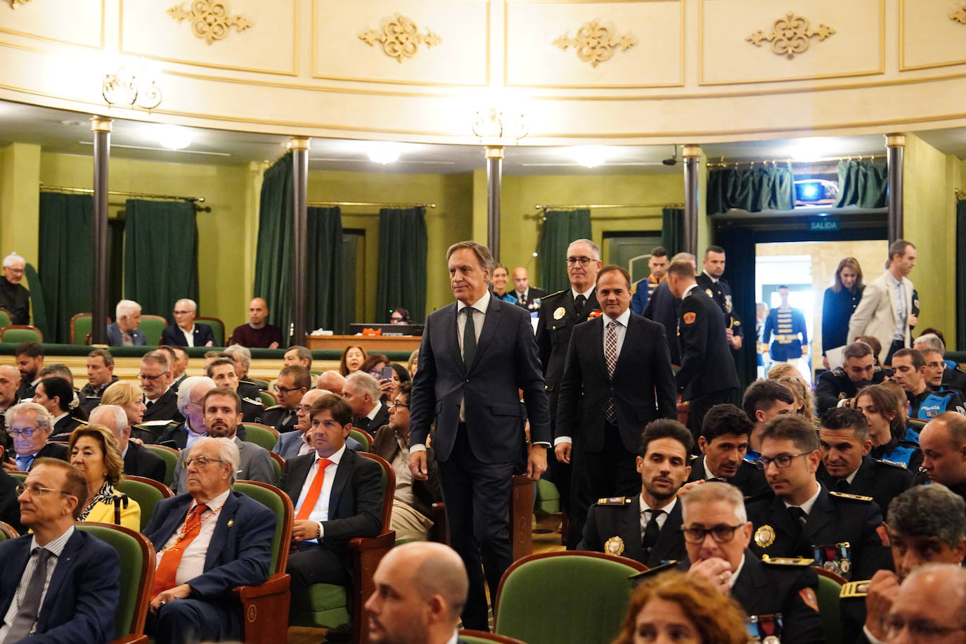 Homenaje a los que velan por la paz y el orden de la ciudad