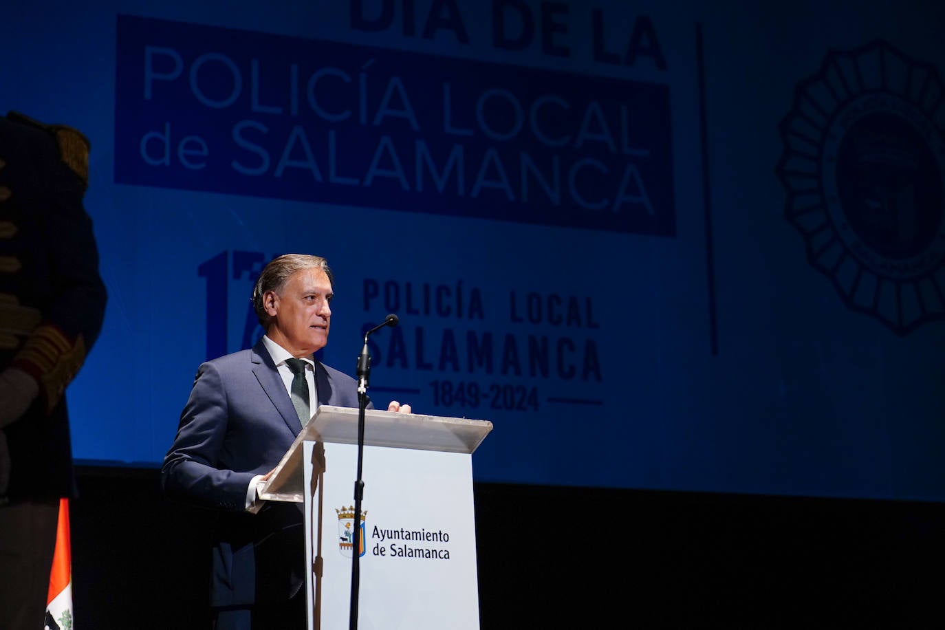 Homenaje a los que velan por la paz y el orden de la ciudad