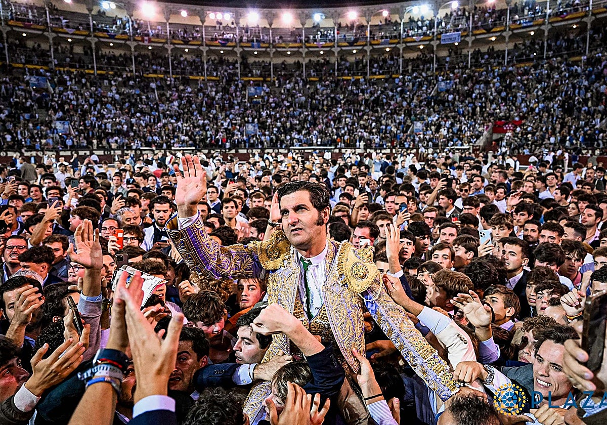 Morante y la plaza entera de Las Ventas repleta de aficionados rendidos a sus pies.