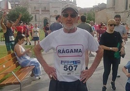 Luis María González Dávila con la iglesia de Santa María la Antigua de Valladolid al fondo.