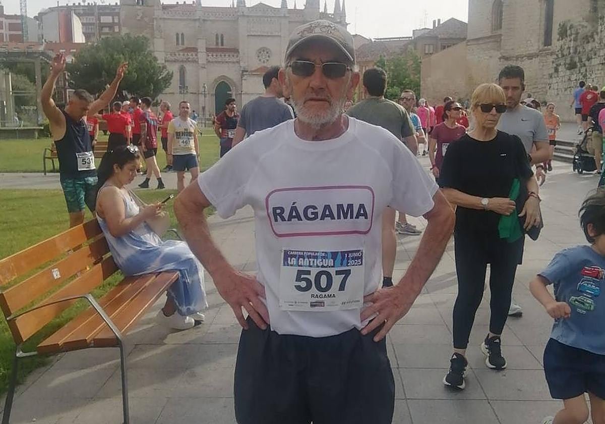 Luis María González Dávila con la iglesia de Santa María la Antigua de Valladolid al fondo.