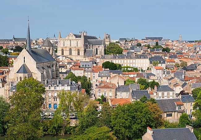 Una imagen del casco histórico de Poitiers.