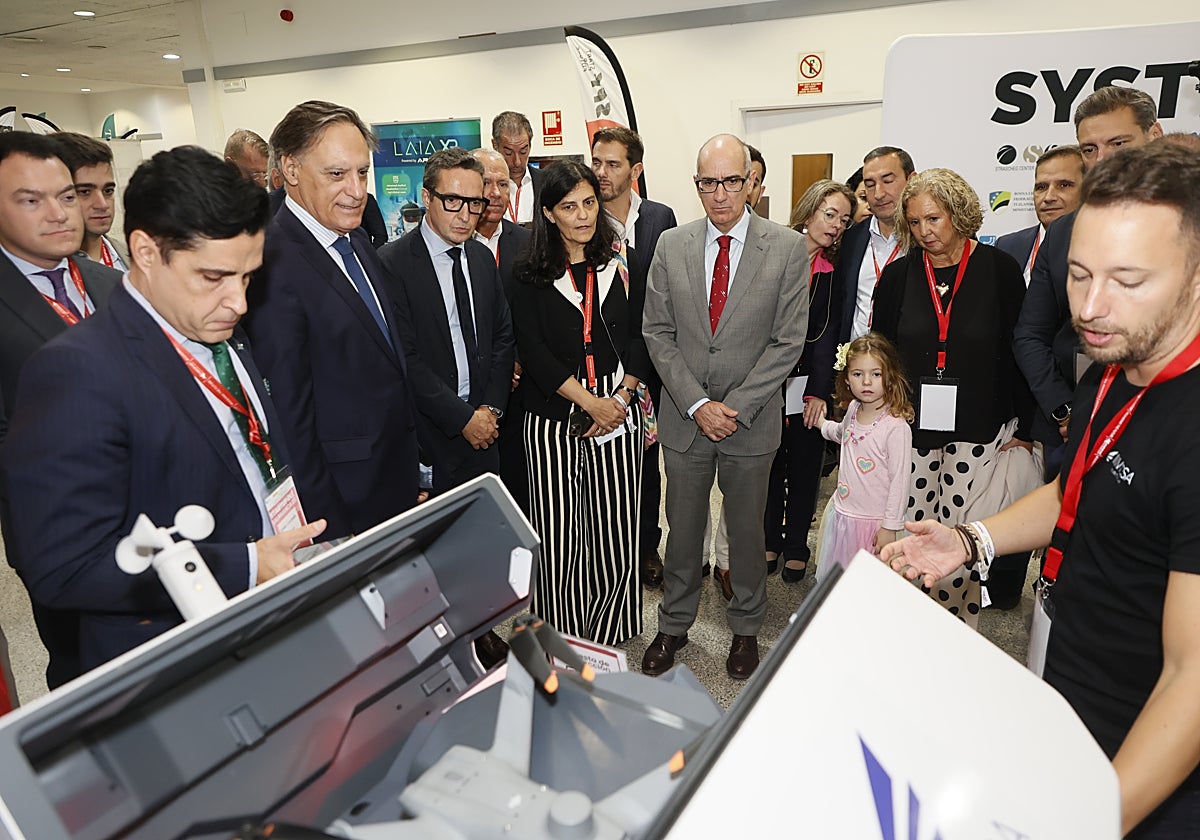 Emilio Corchado, Carlos García Carbayo, Juan Manuel Corchado, Javier Iglesias y Eloy Ruiz, en uno de los stand de la feria.