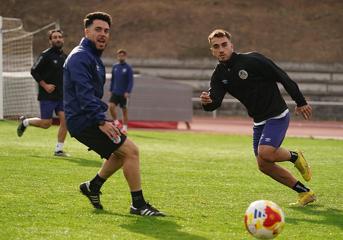 Jorge García, marcando en corto a Parra durante un juego táctico en la sesión de este jueves en Las Pistas.