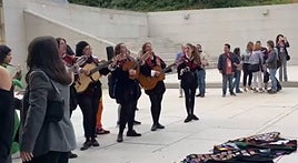 La tuna femenina de la Universidad da una bienvenida de lo más calurosa en la apertura del Startup Olé