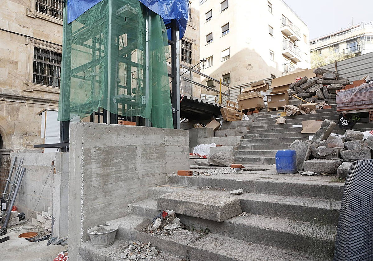 Piezas de granito, en la zona de obra, para colocar el ascensor de la Gran Vía.