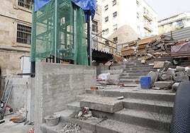 Piezas de granito, en la zona de obra, para colocar el ascensor de la Gran Vía.