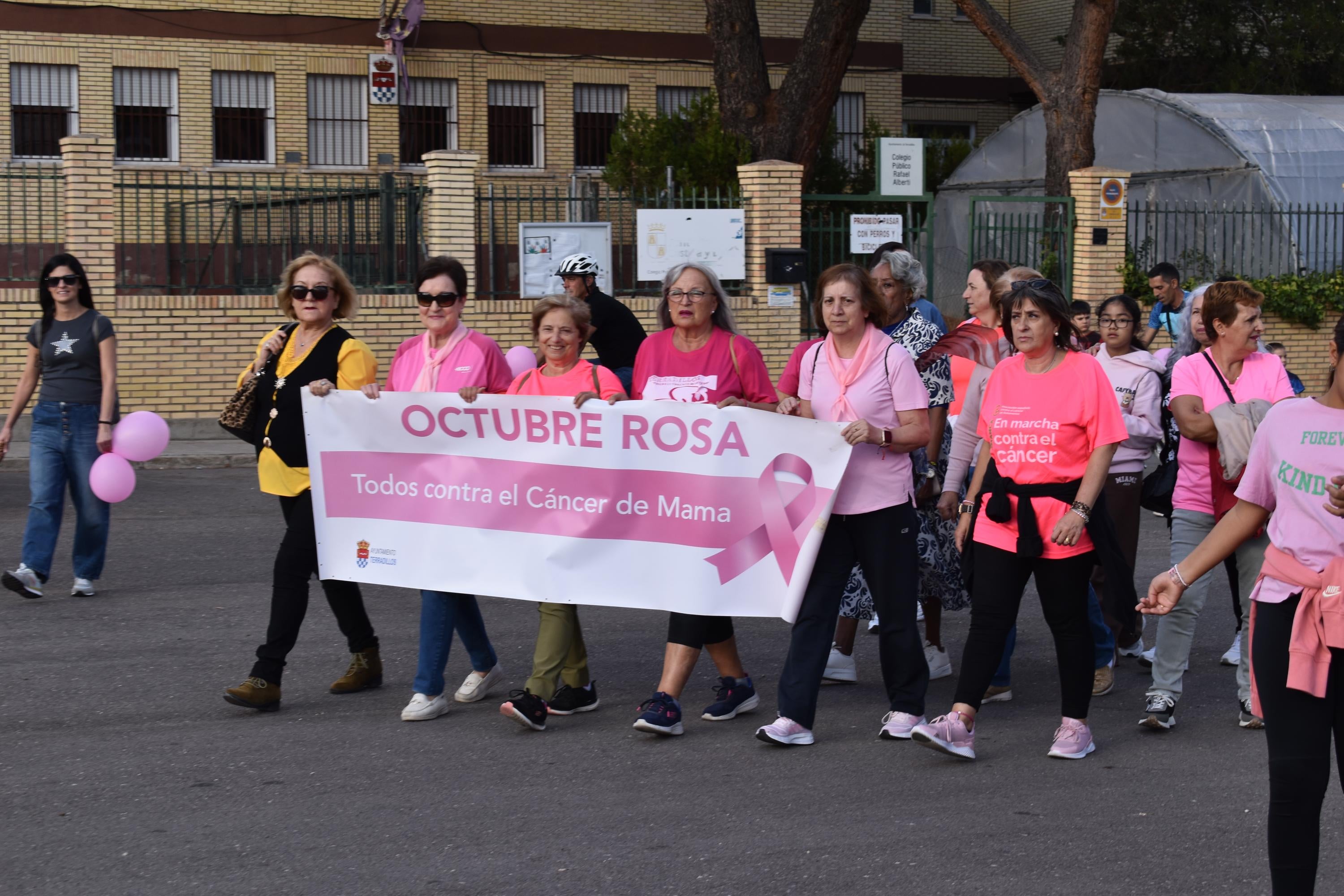 Marcha rosa y pinceladas solidarias contra el cáncer de mama en El Encinar