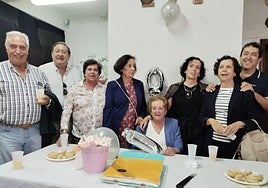 Imagen de la familia de Carmen Sánchez, con ella, en su 100 cumpleaños.
