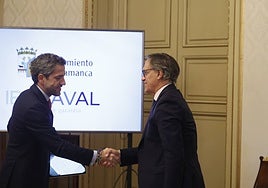 El presidente de Iberaval, César Pontvianne, y el alcalde de Salamanca, Carlos García Carbayo.