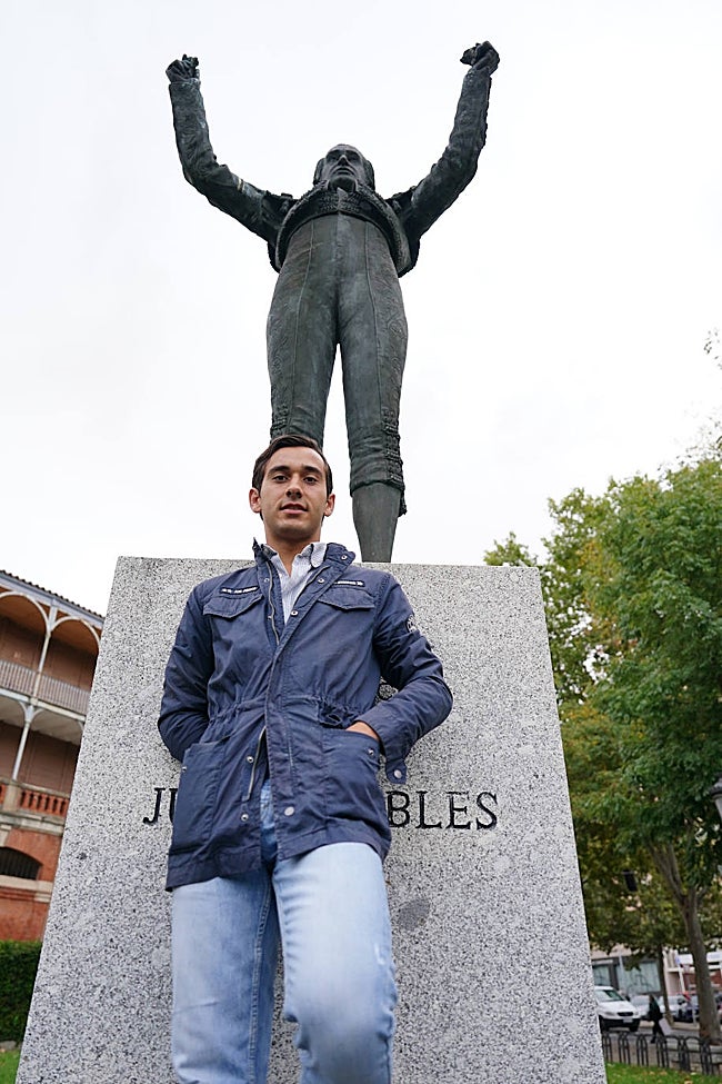 Ismael Martín, con la estatua de Julio Robles, en La Glorieta.