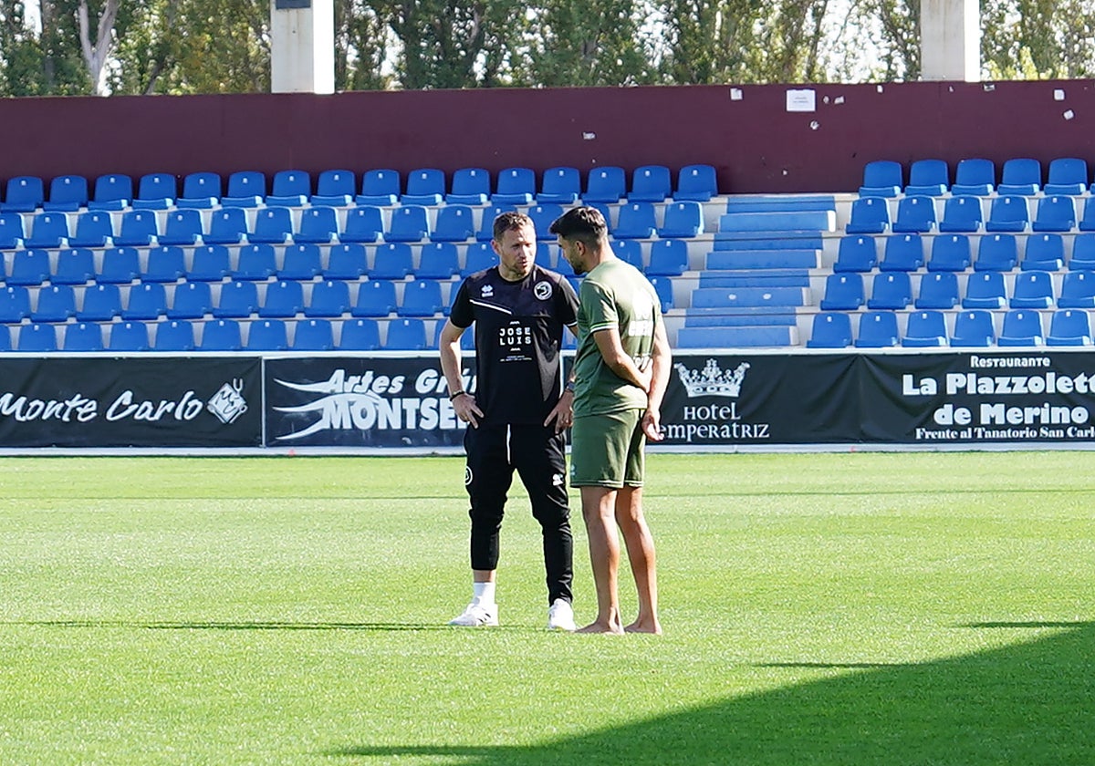 Mario Simón, charlando con Iván Moreno este jueves.