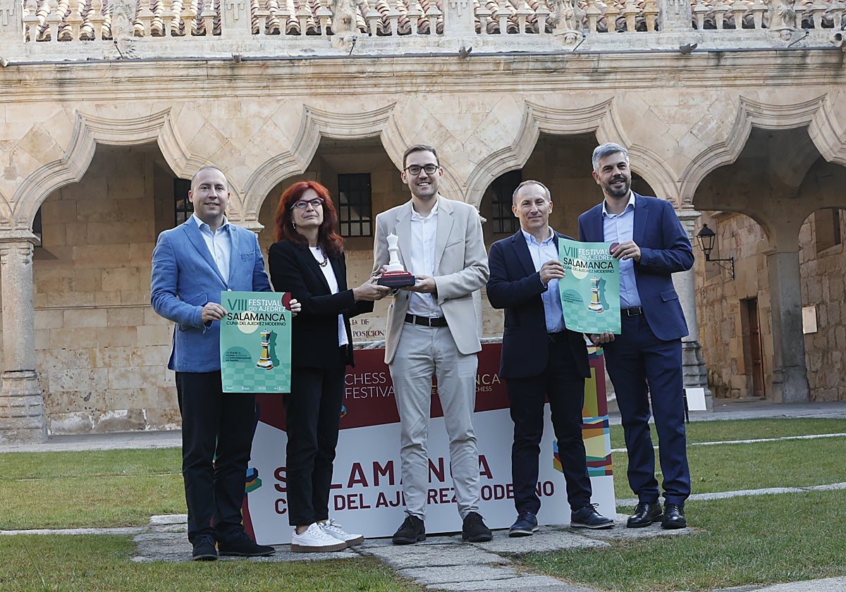 Acto de presentación del Festival en el Patio de Escuelas Menores.