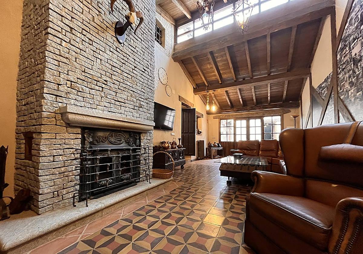 El salón con chimenea y zonas para relajarse en La Centenaria.