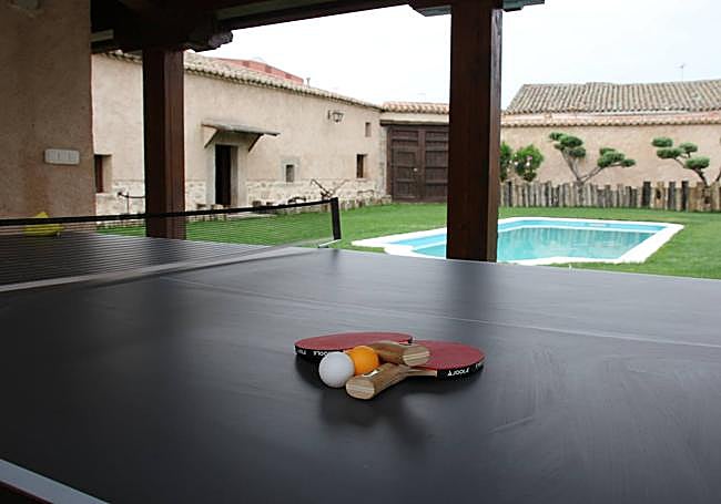 Mesa de pin pon, piscina y jardín, para disfrutar del tiempo de ocio.
