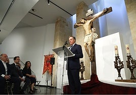 El alcalde inauguró la exposición en la Torre de los Anaya.