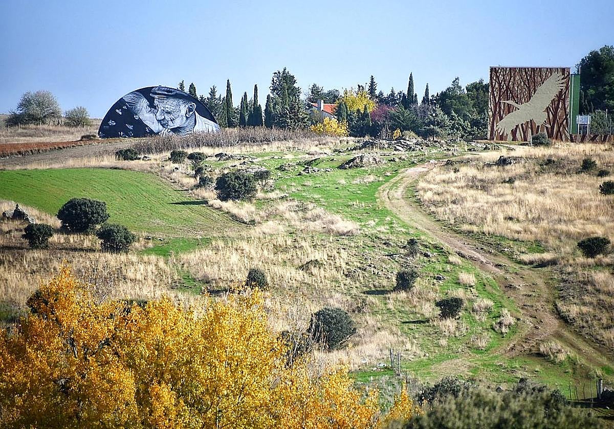Los dos murales más grandes de Juzbado dan la bienvenida al municipio desde el camino Viejo de los Baños.