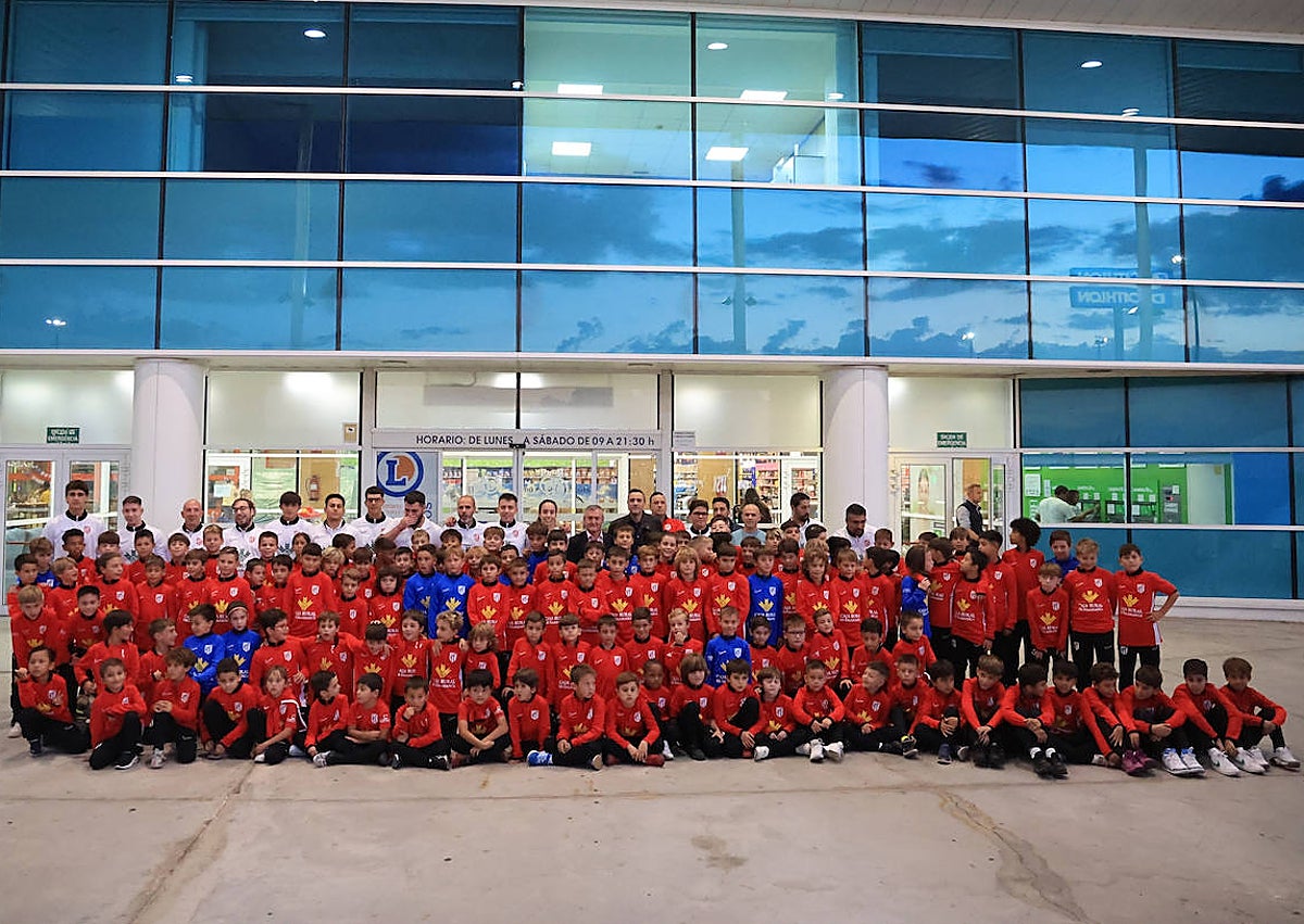 Imagen secundaria 1 - El Santa Marta luce a sus equipos de fútbol 7 en el E.Leclerc