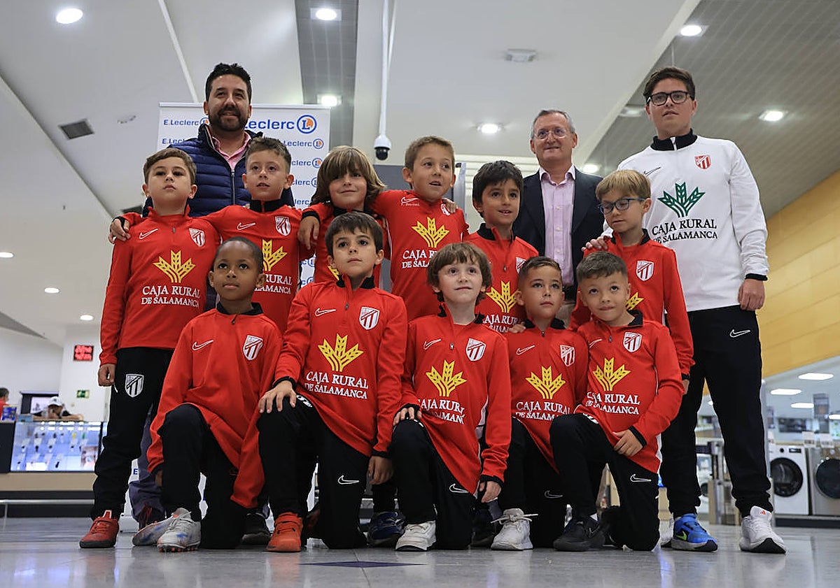 Imagen principal - El Santa Marta luce a sus equipos de fútbol 7 en el E.Leclerc