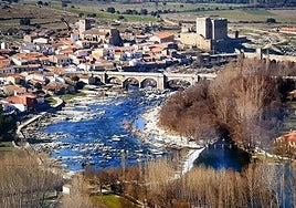 Imagen del Tormes a su paso por el conjunto histórico de Puente del Congosto.