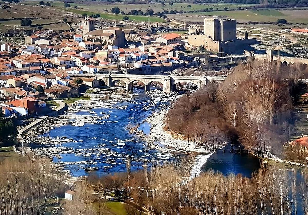 Imagen del Tormes a su paso por el conjunto histórico de Puente del Congosto.