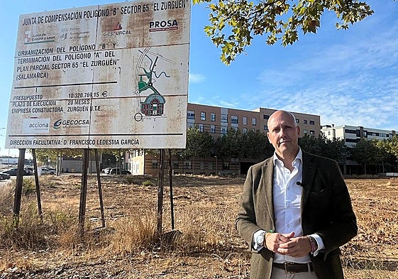 El portavoz de Vox en las Cortes, Carlos Menéndez, junto a la parcela en la que se iba a construir el centro de salud del Zurguén.