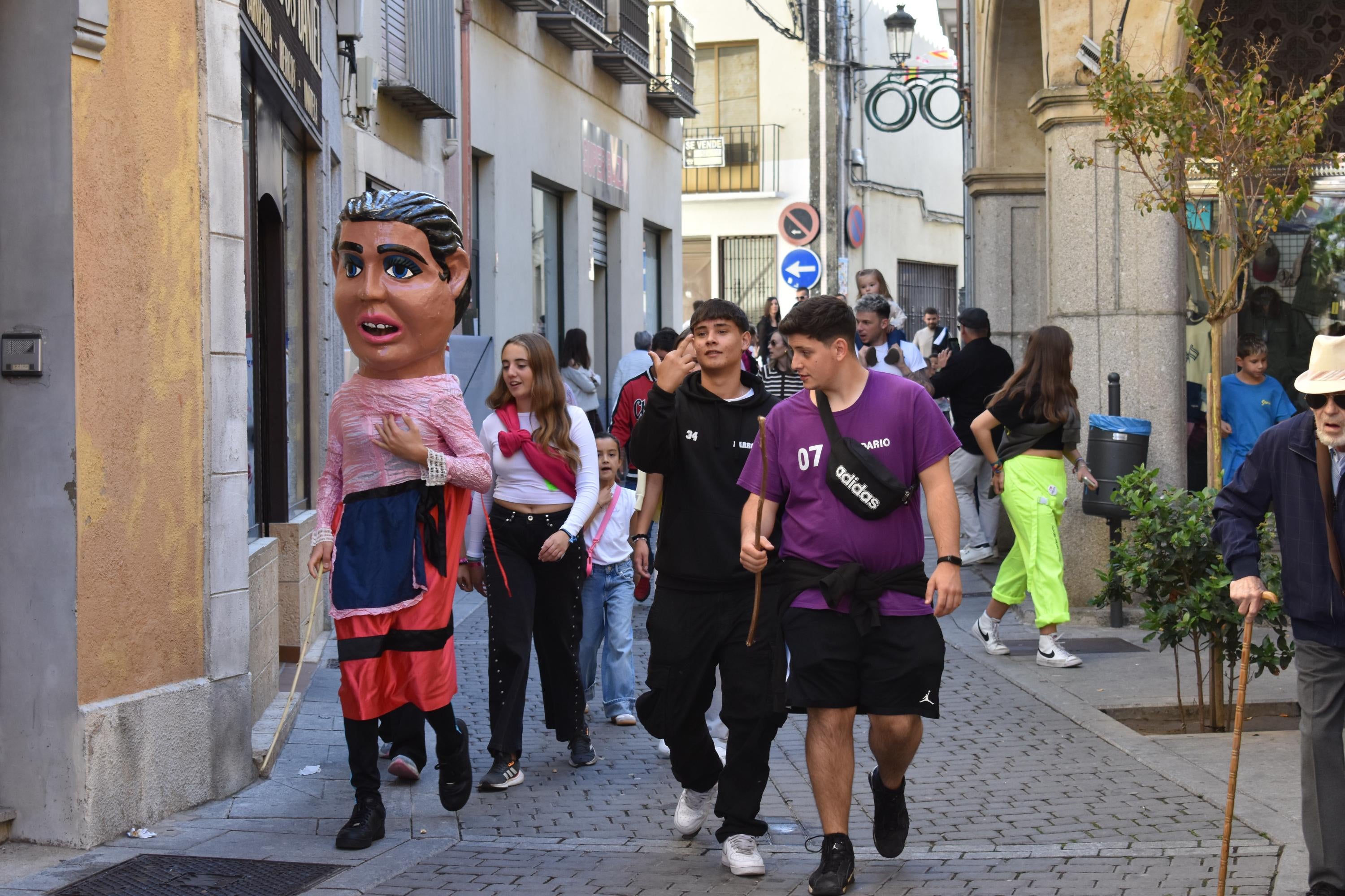 Alegría, fiesta y ambiente sin fin por las calles de Alba de Tormes con el Día de las Peñas