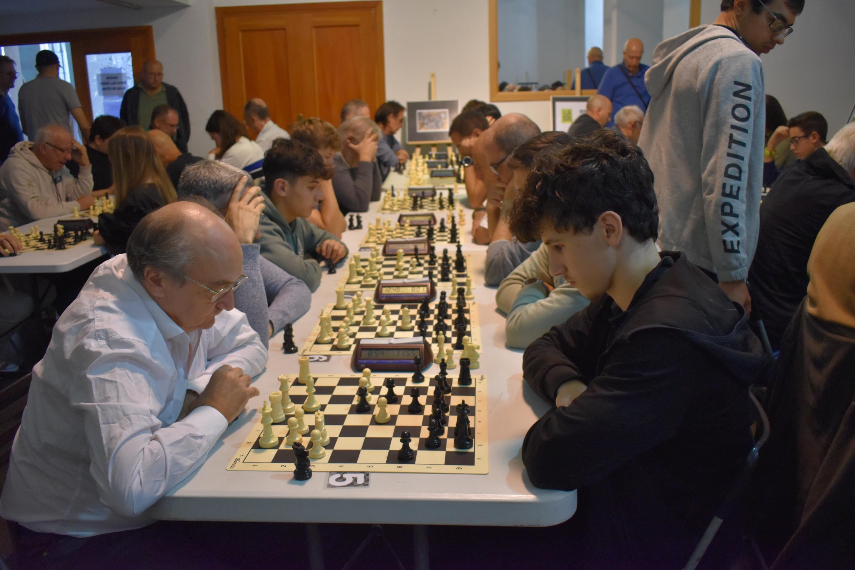 Alegría, fiesta y ambiente sin fin por las calles de Alba de Tormes con el Día de las Peñas