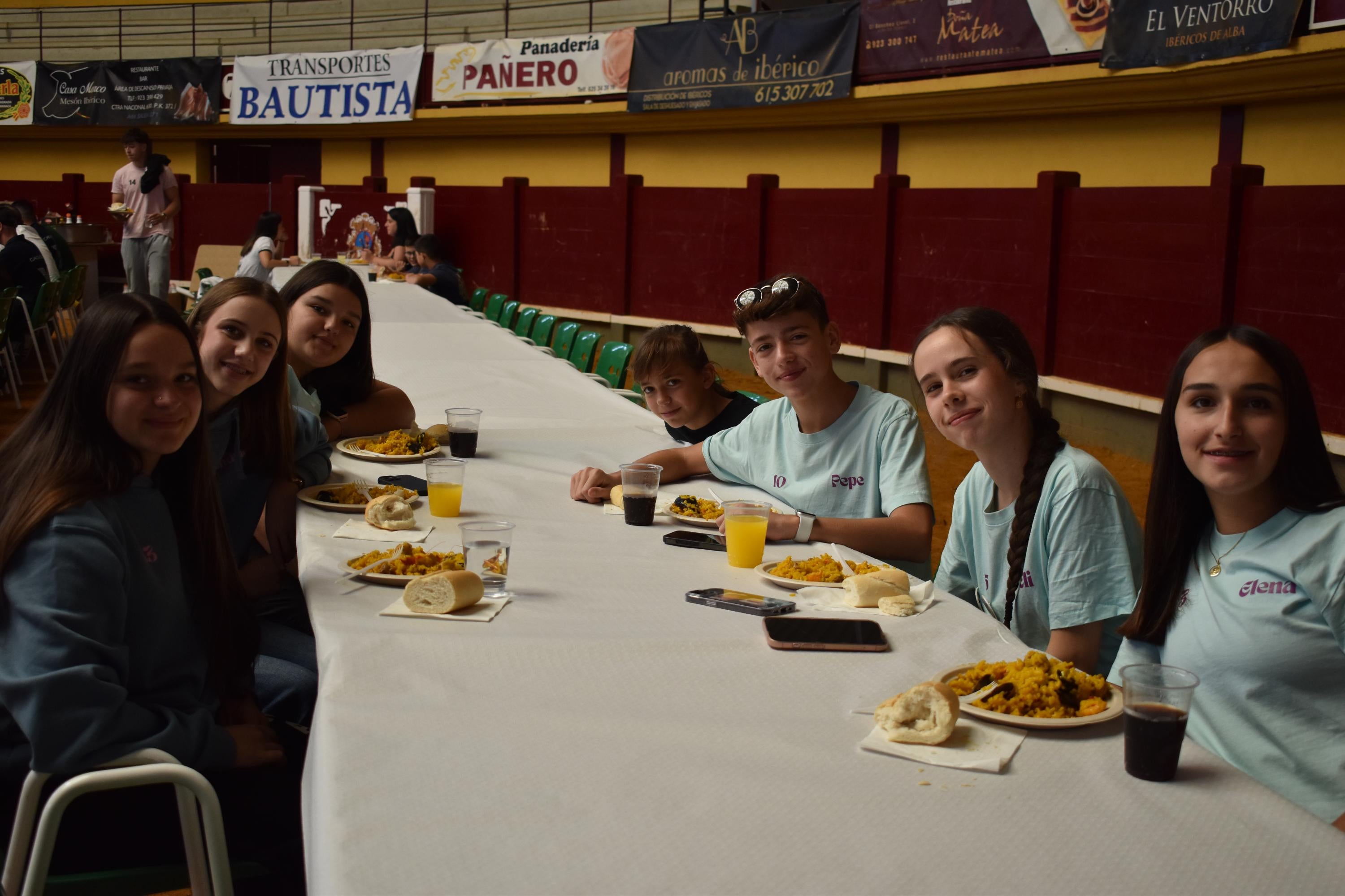 Alegría, fiesta y ambiente sin fin por las calles de Alba de Tormes con el Día de las Peñas
