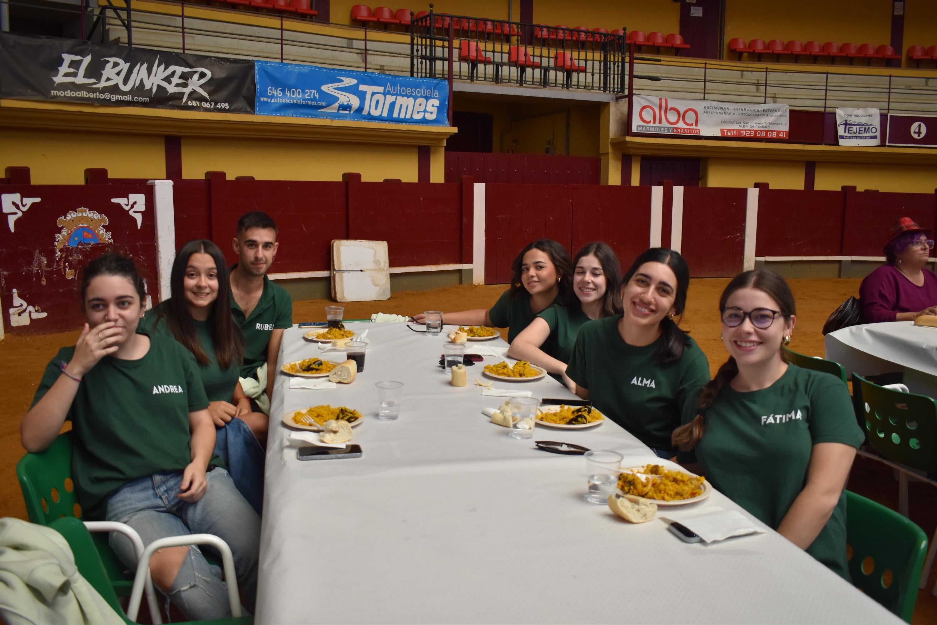 Alegría, fiesta y ambiente sin fin por las calles de Alba de Tormes con el Día de las Peñas