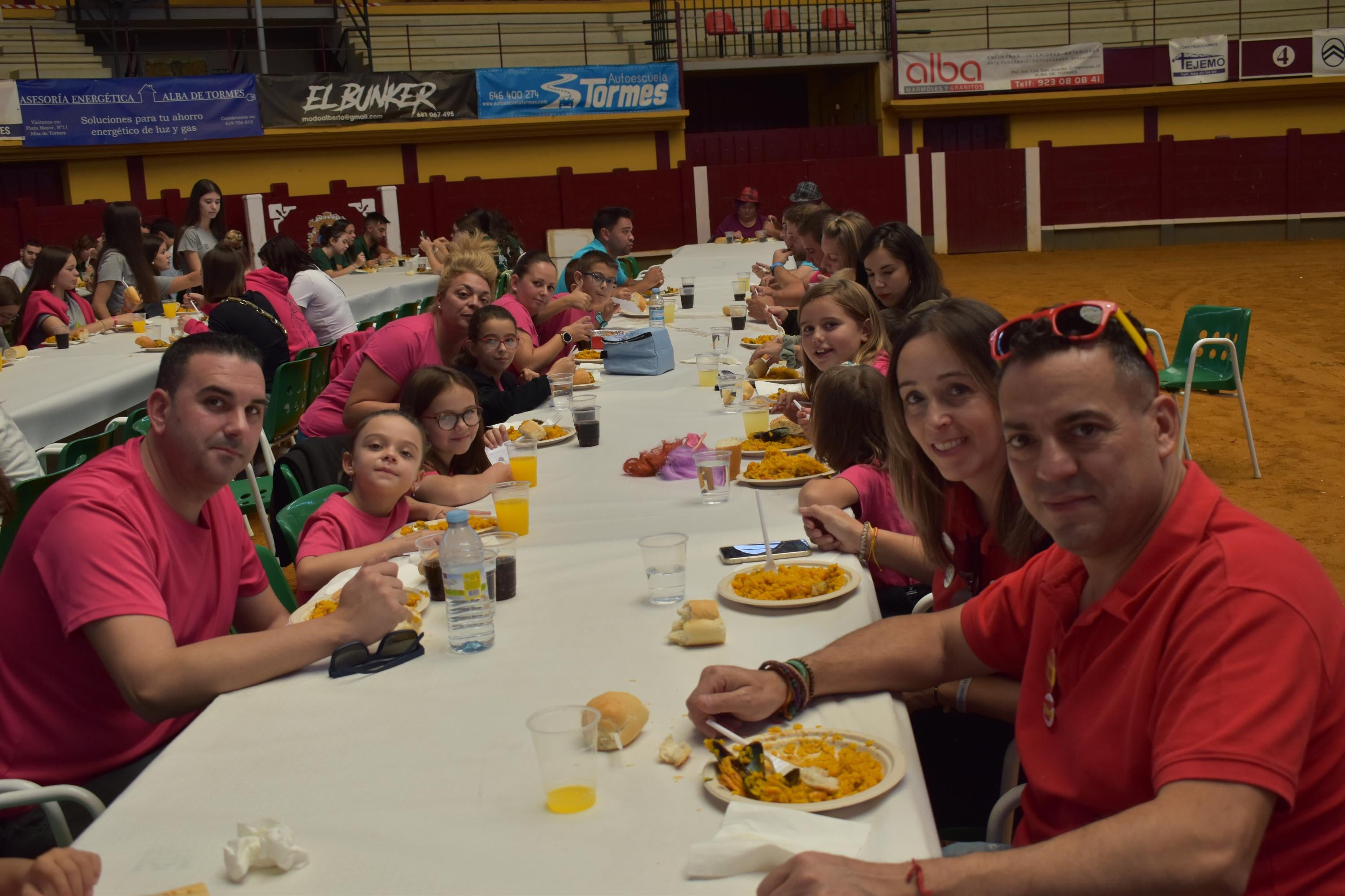Alegría, fiesta y ambiente sin fin por las calles de Alba de Tormes con el Día de las Peñas