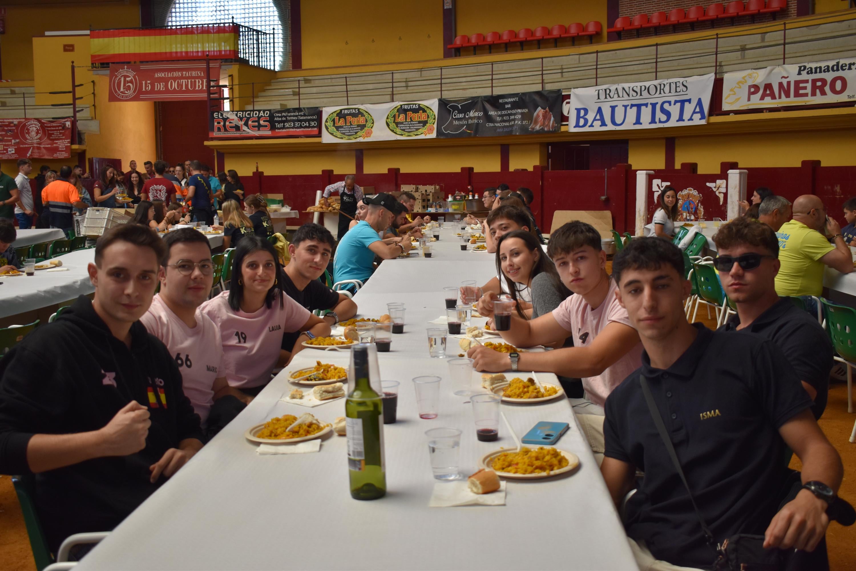 Alegría, fiesta y ambiente sin fin por las calles de Alba de Tormes con el Día de las Peñas
