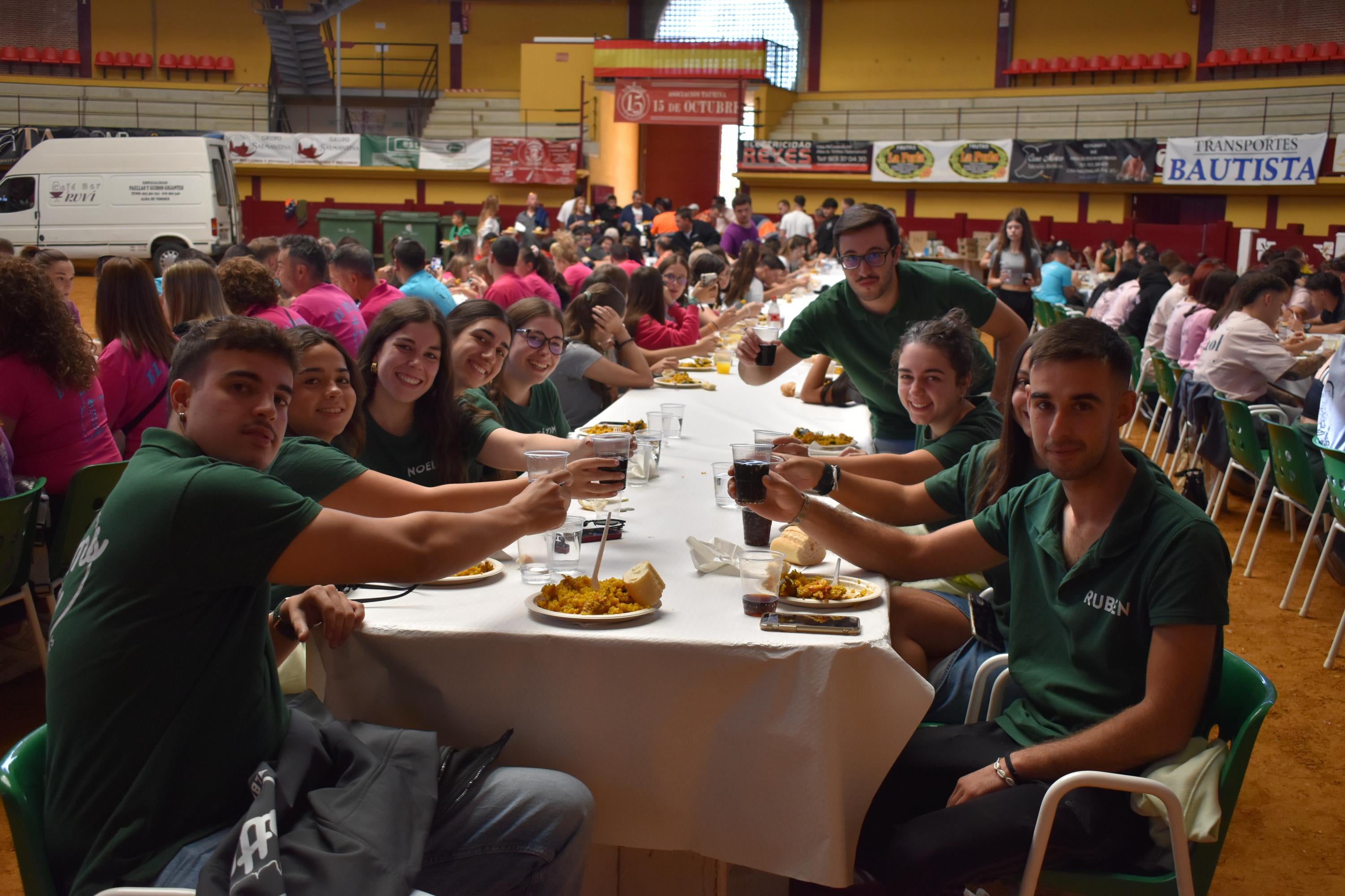 Alegría, fiesta y ambiente sin fin por las calles de Alba de Tormes con el Día de las Peñas