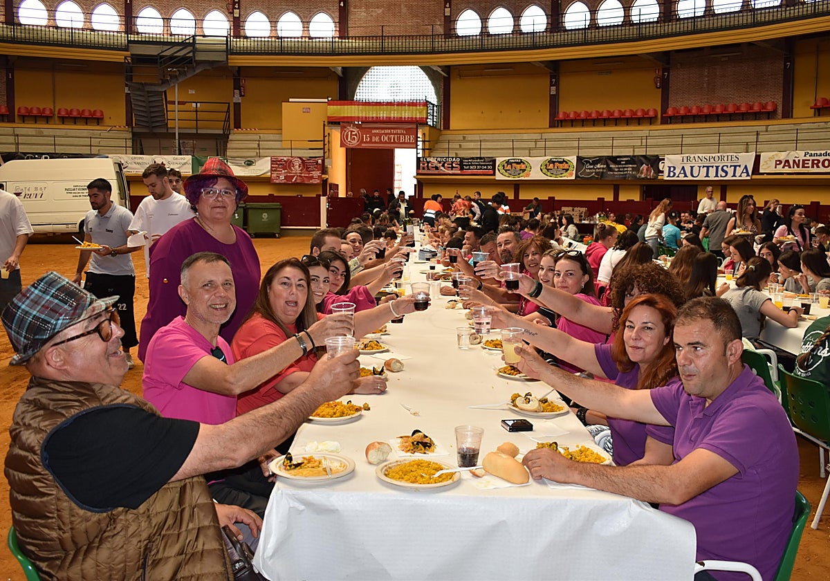 Alegría, fiesta y ambiente sin fin por las calles de Alba de Tormes con el Día de las Peñas