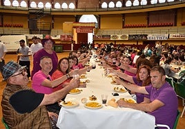 La plaza de toros cubierta de Alba de Tormes ha albergado la comida de las peñas con 440 comensales.