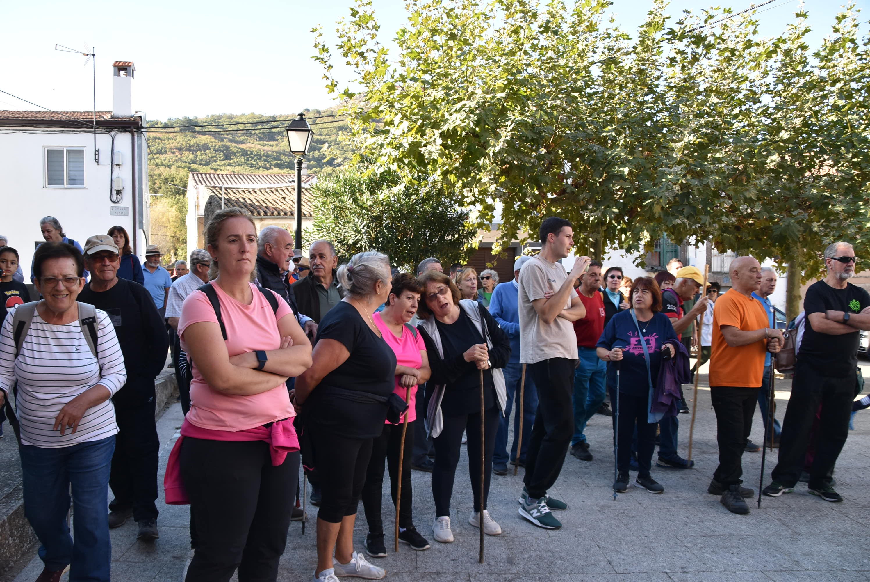 Fresnedoso decora las calles con útiles tradicionales y recorre su entorno natural