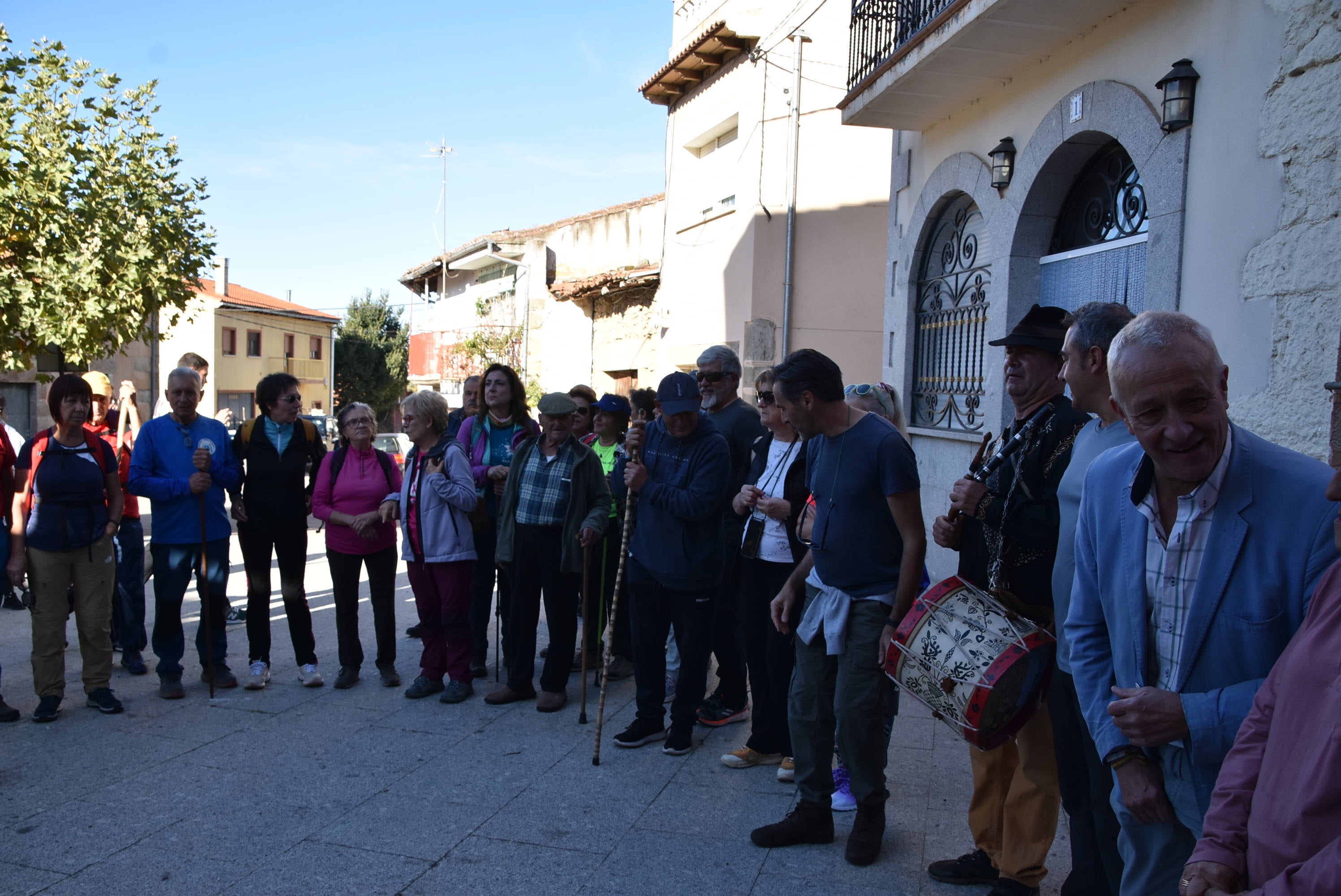 Fresnedoso decora las calles con útiles tradicionales y recorre su entorno natural