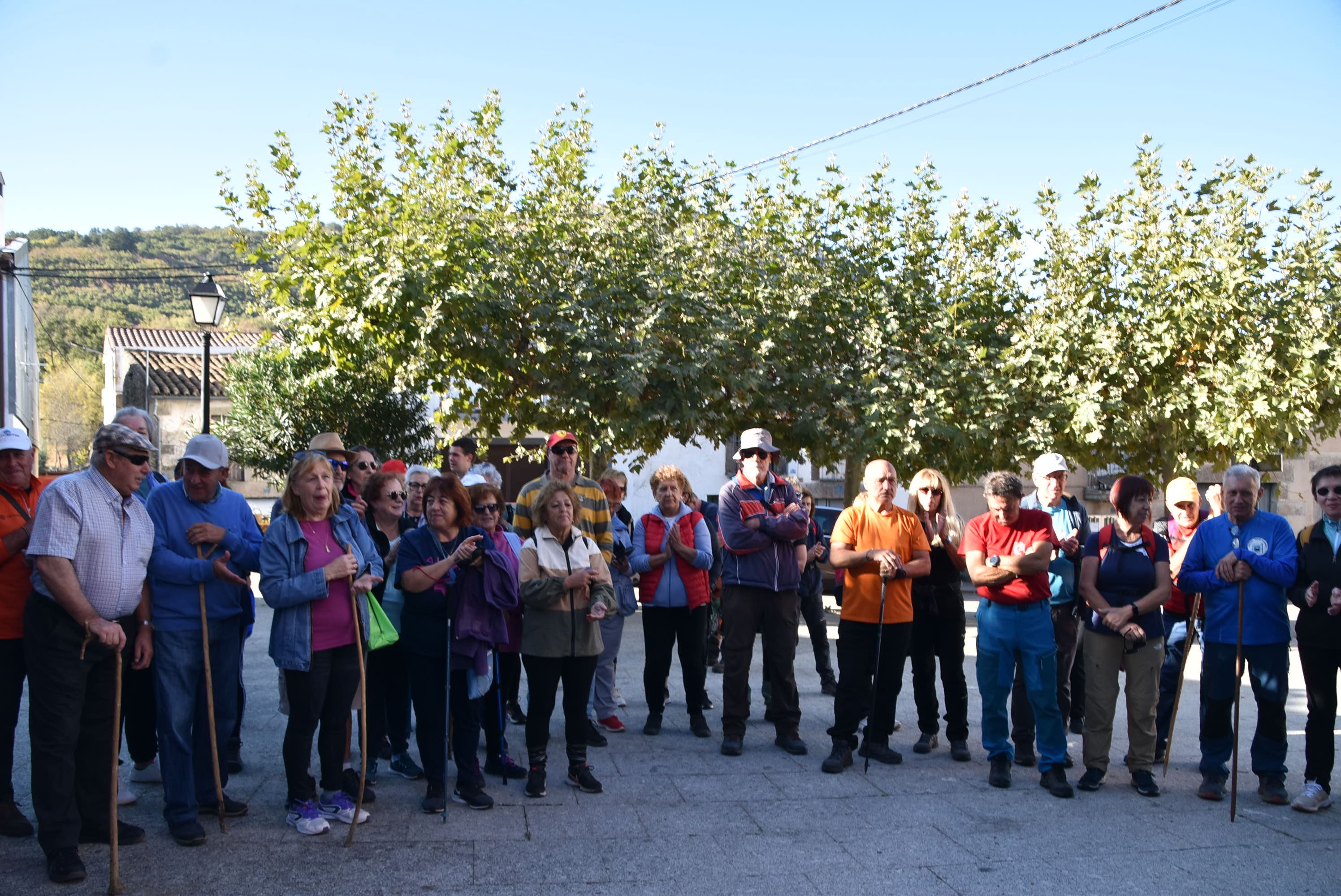 Fresnedoso decora las calles con útiles tradicionales y recorre su entorno natural