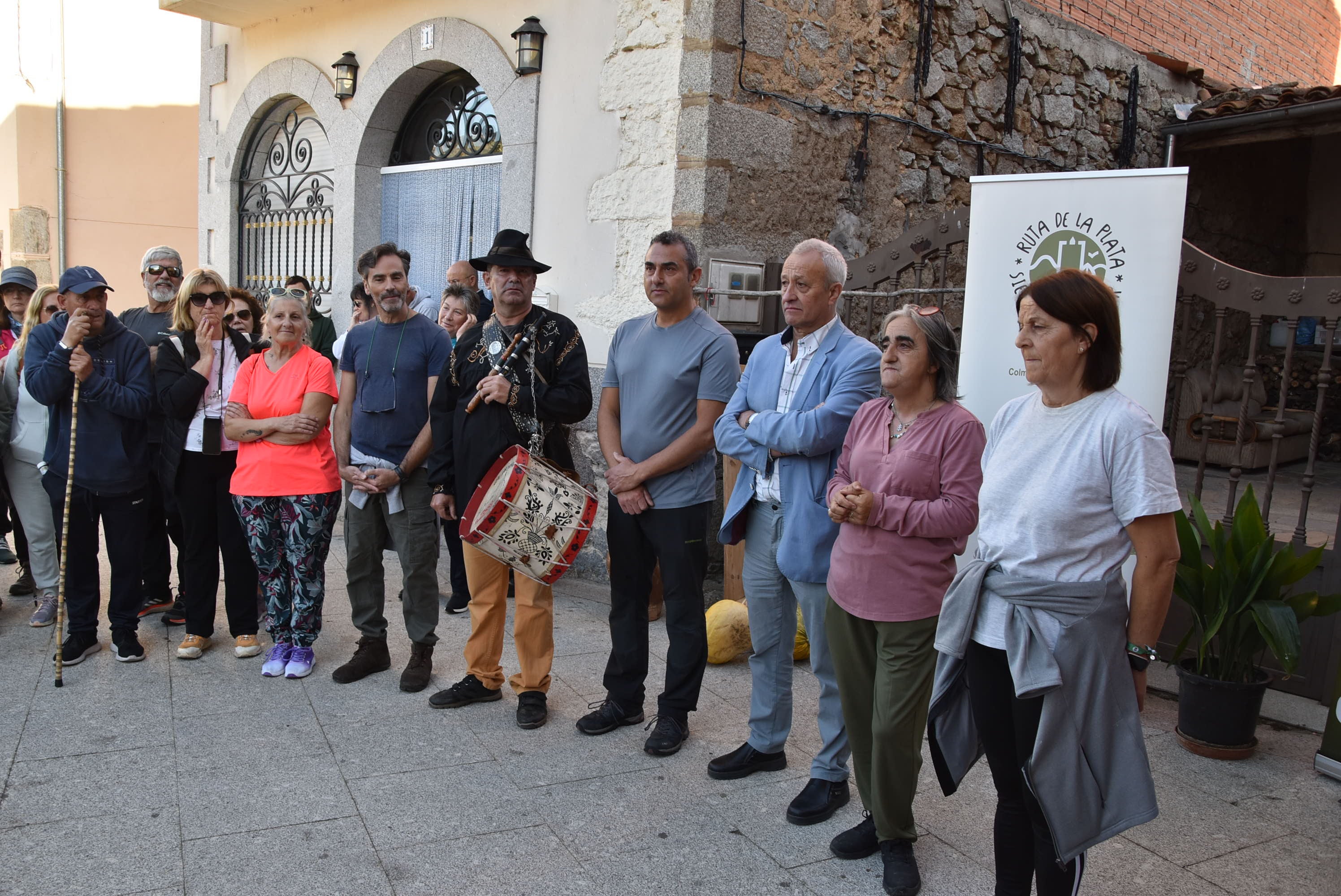 Fresnedoso decora las calles con útiles tradicionales y recorre su entorno natural