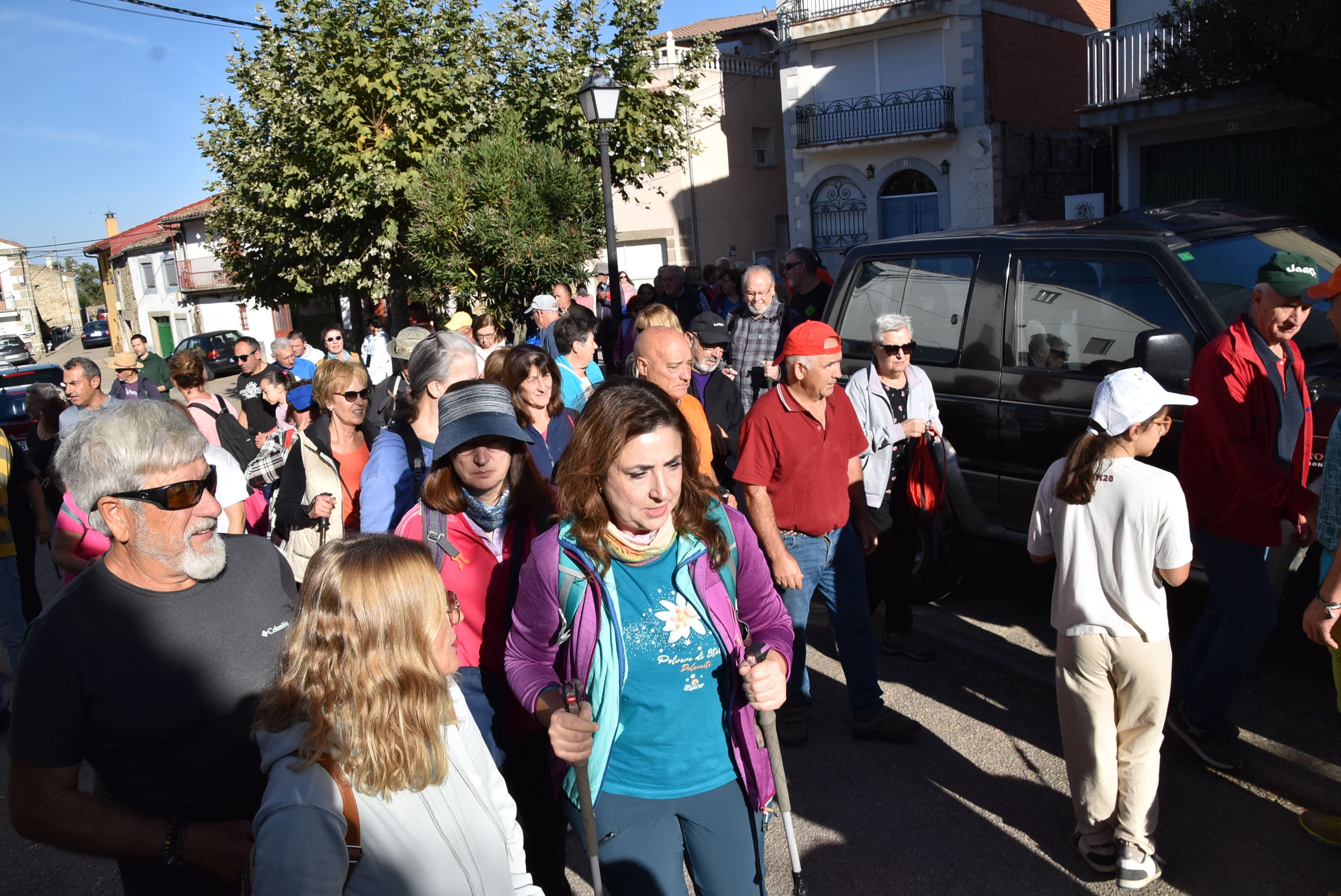 Fresnedoso decora las calles con útiles tradicionales y recorre su entorno natural