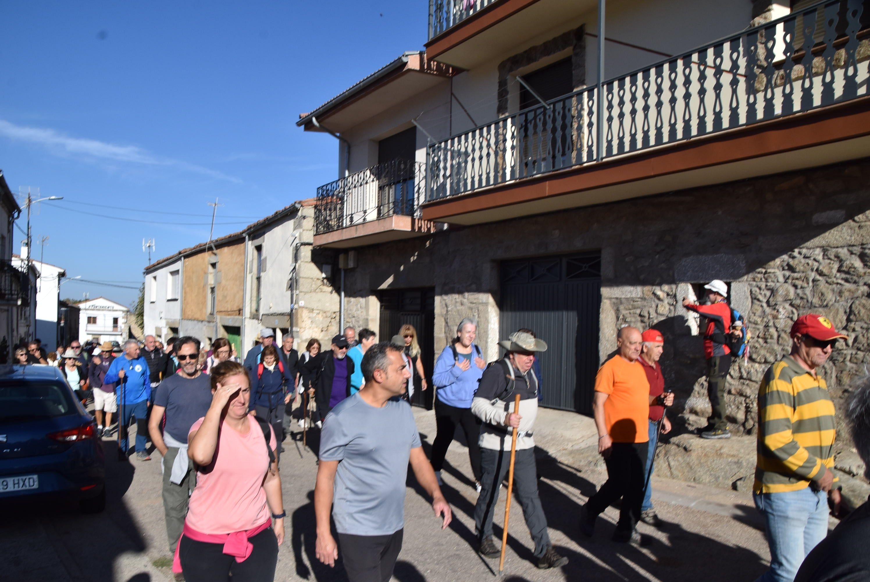 Fresnedoso decora las calles con útiles tradicionales y recorre su entorno natural