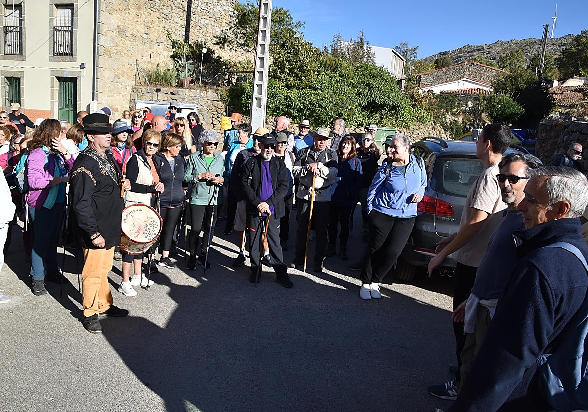Fresnedoso decora las calles con útiles tradicionales y recorre su entorno natural