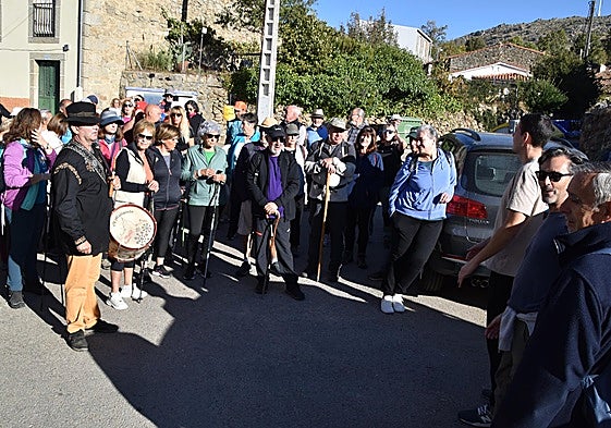 Participantes, en la marcha por el entorno de Fresnedoso, celebrada ayer en esa localidad de la comarca de Béjar.
