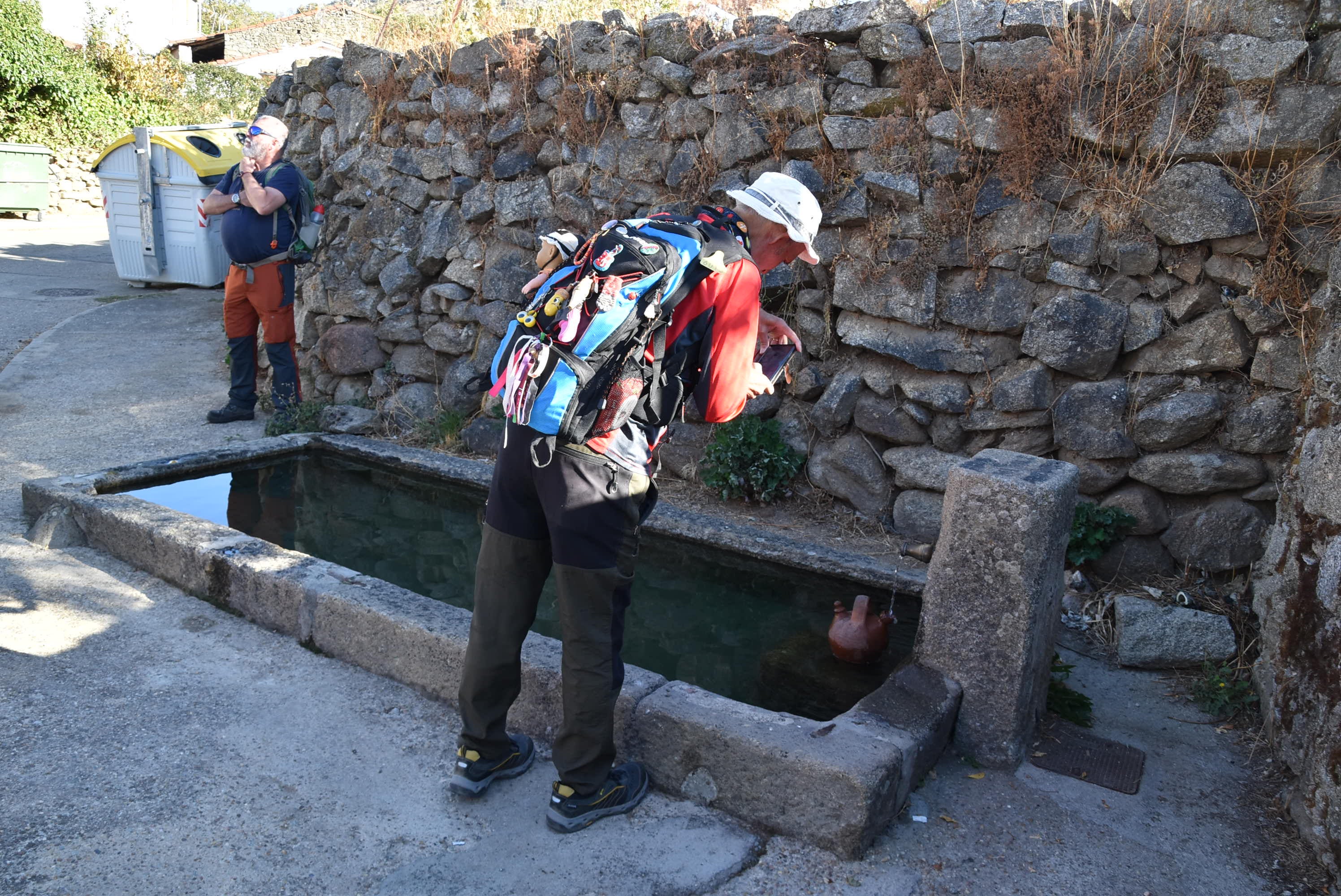 Fresnedoso decora las calles con útiles tradicionales y recorre su entorno natural