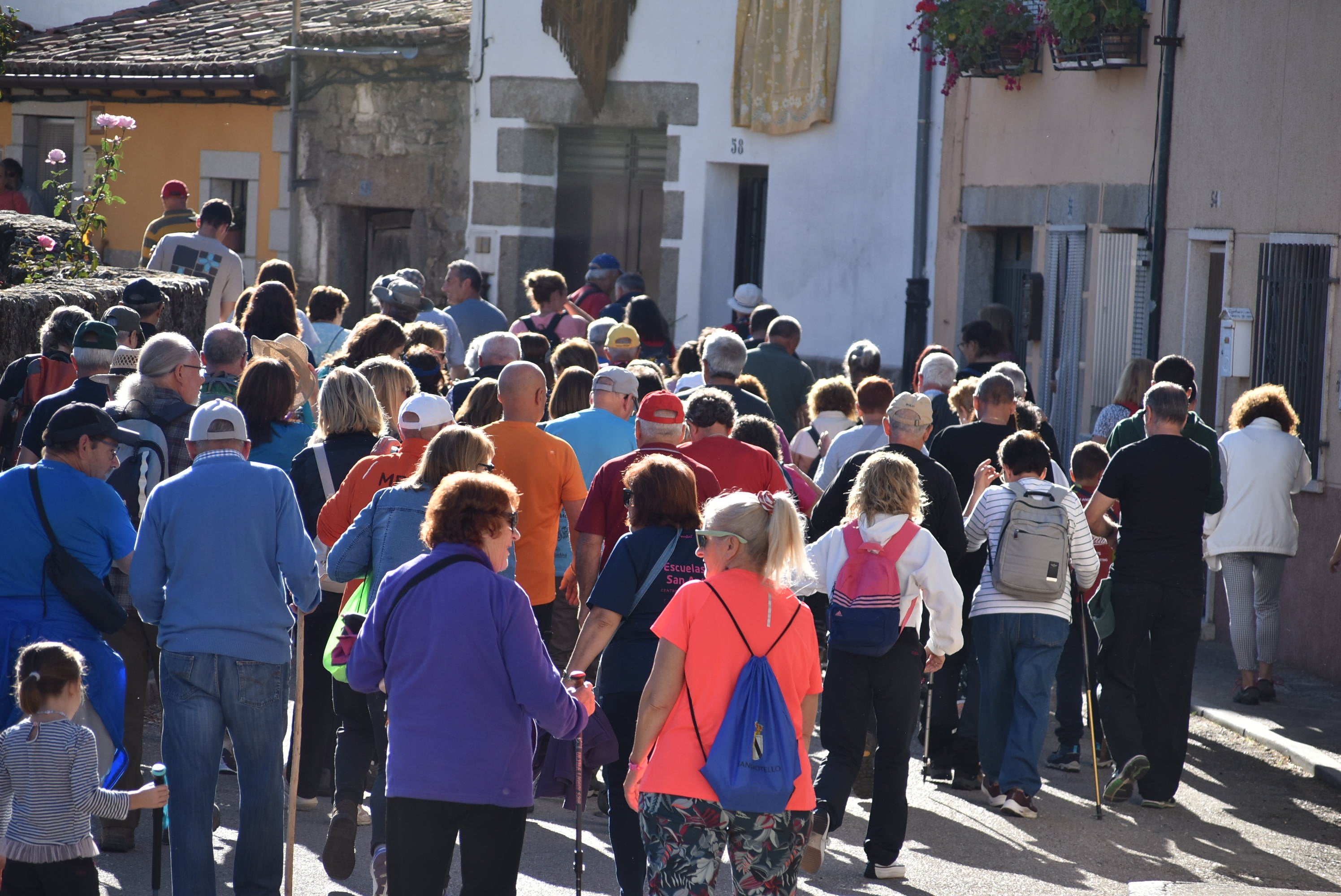 Fresnedoso decora las calles con útiles tradicionales y recorre su entorno natural