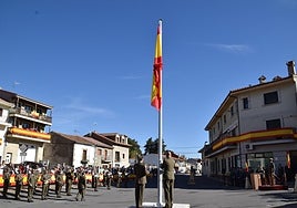Momento del izado de la bandera de España en Sorihuela con el himno nacional de fondo.